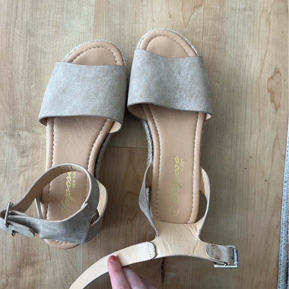 Size 8 platform sandals - Picture 2 of 2
